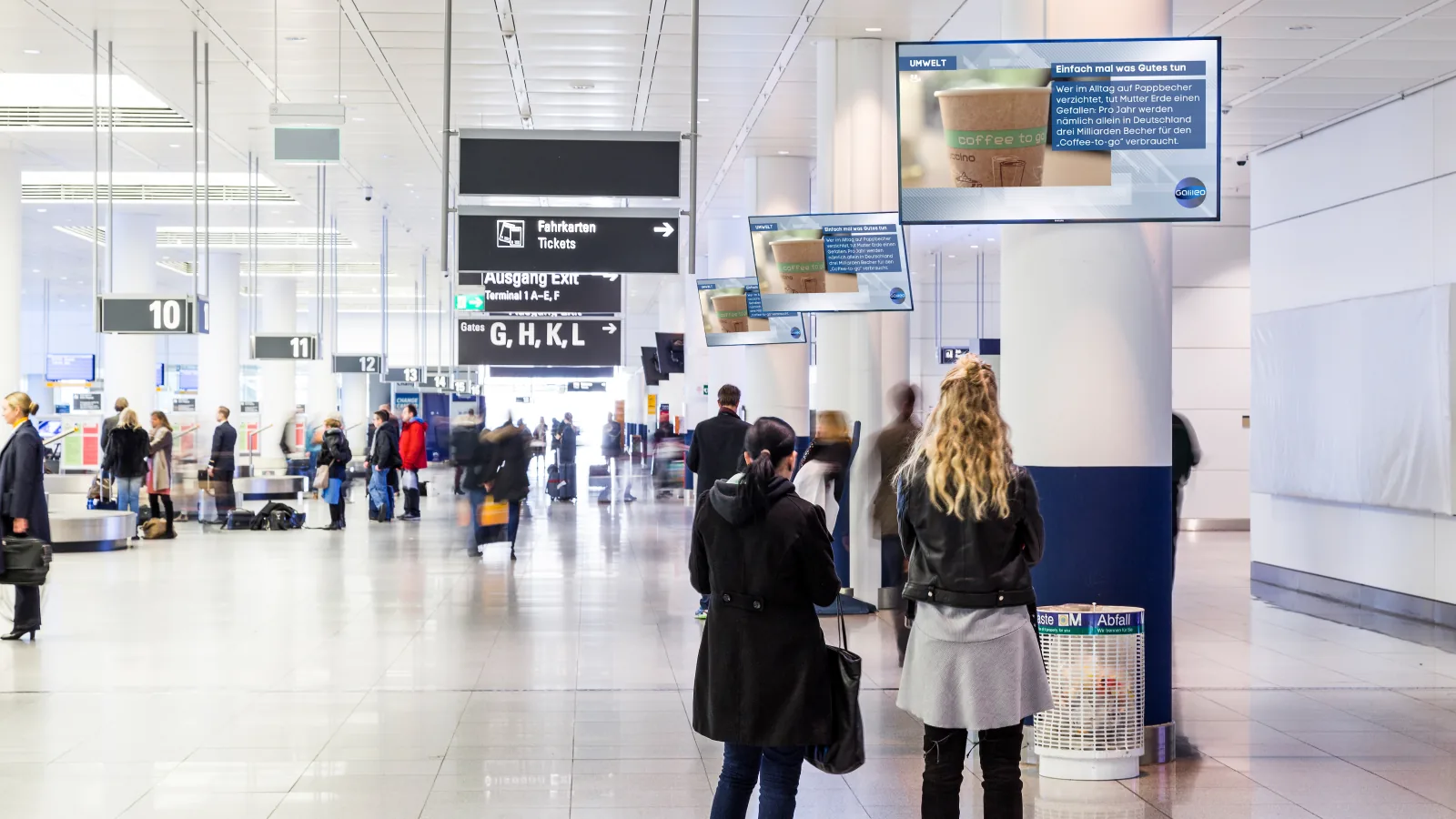 Airport TV – Screens in der Flughafenhalle
