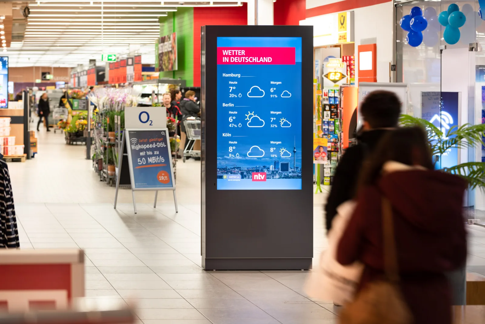 Mall-TV-Stele mit redaktionellem Wetter-Content in einer Shopping-Mall