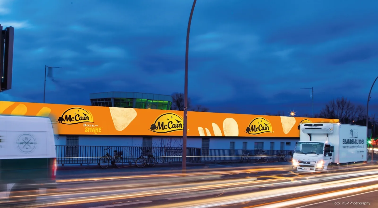 Mega-LED-Screen mit brillanter 4K-Werbedarstellung am Tag