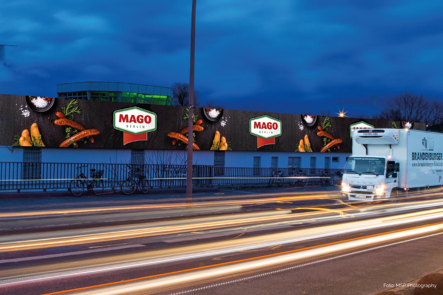Mega-LEDs – Beussel-Wand Berlin bei Nacht